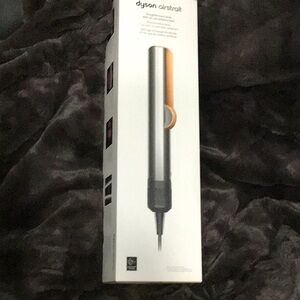 Dyson Airstrait